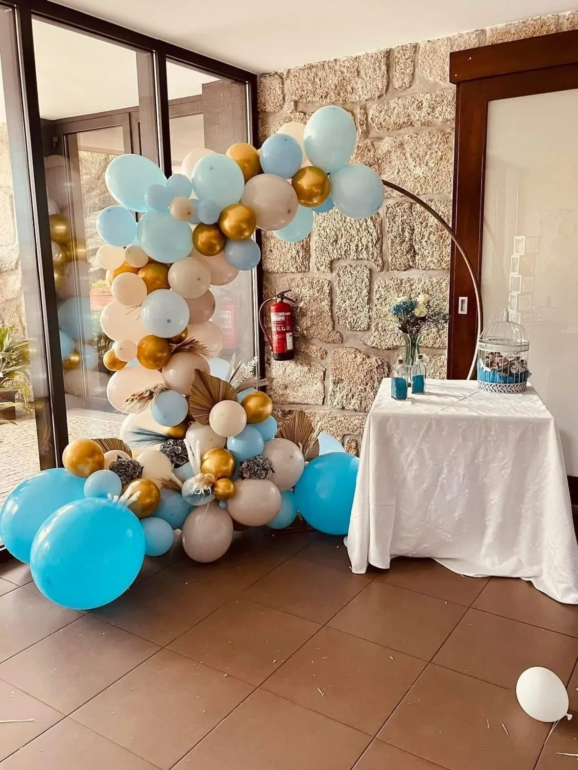 Detalhe de decoração festiva num evento