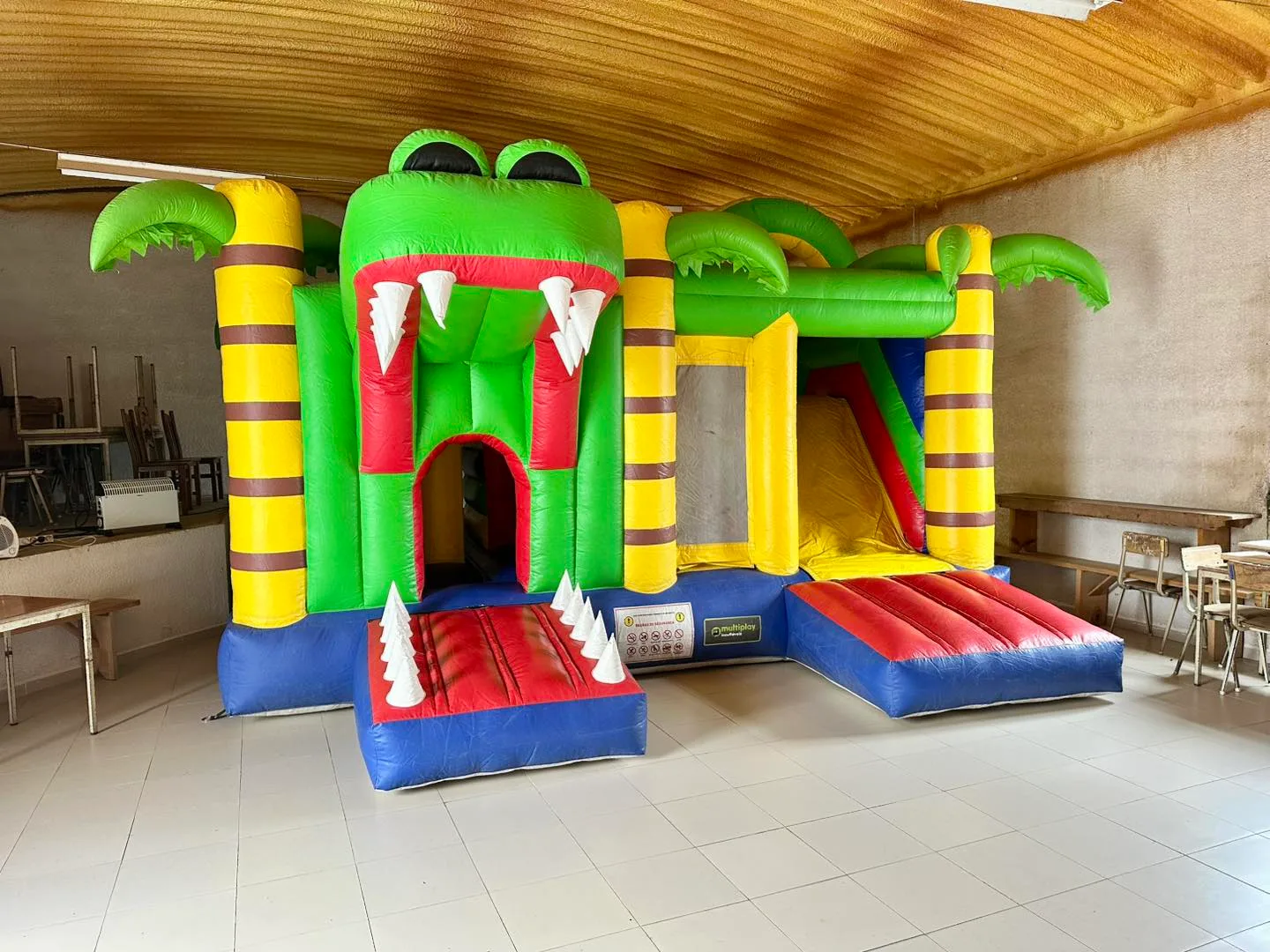 Insuflável colorido preparado para uma festa infantil pela TT Eventos