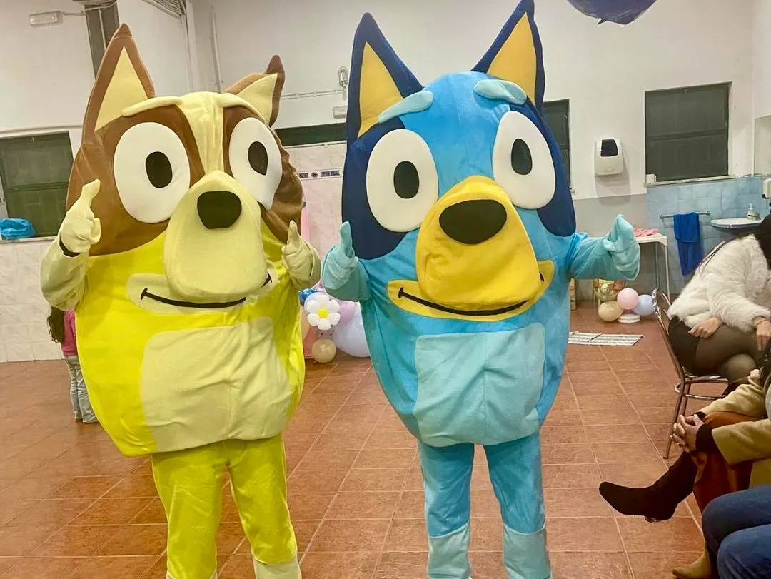 Animação com mascotes numa celebração